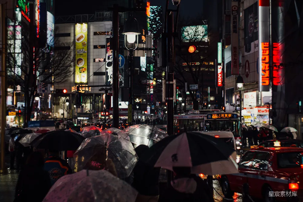 高清摄影 一群人走在街上手持雨伞
