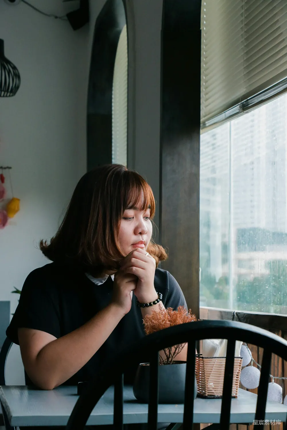 高清摄影 坐在靠近透明玻璃窗的女人