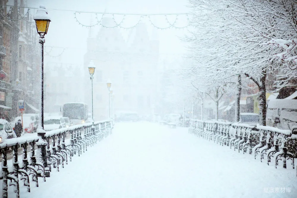高清摄影 路面上覆盖着雪，一辆车在白天行驶。