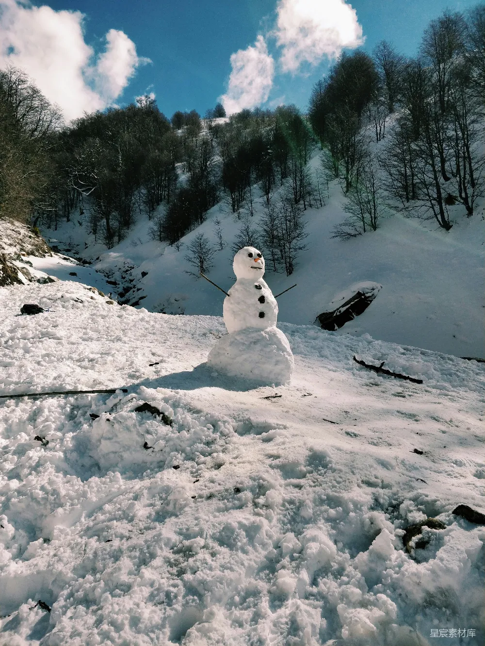 高清摄影 雪人站在覆盖着积雪的地面上，在白天。