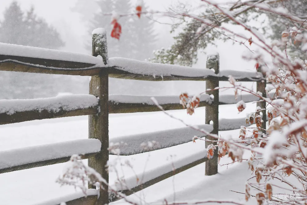 高清摄影 冬天棕色木制篱笆上覆盖着白雪。