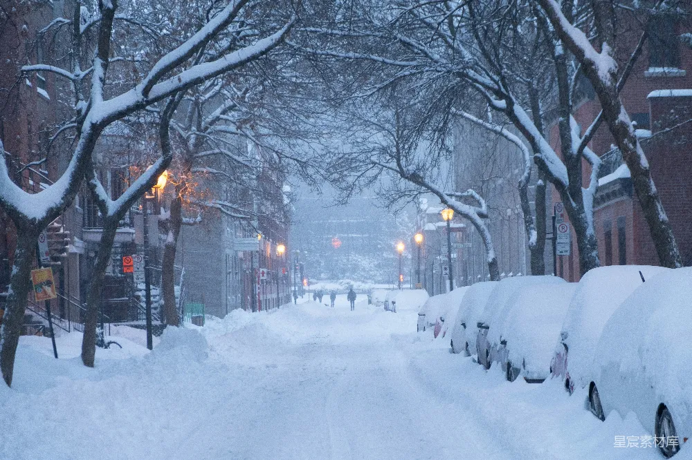 高清摄影 雪覆盖着路边停放的汽车。