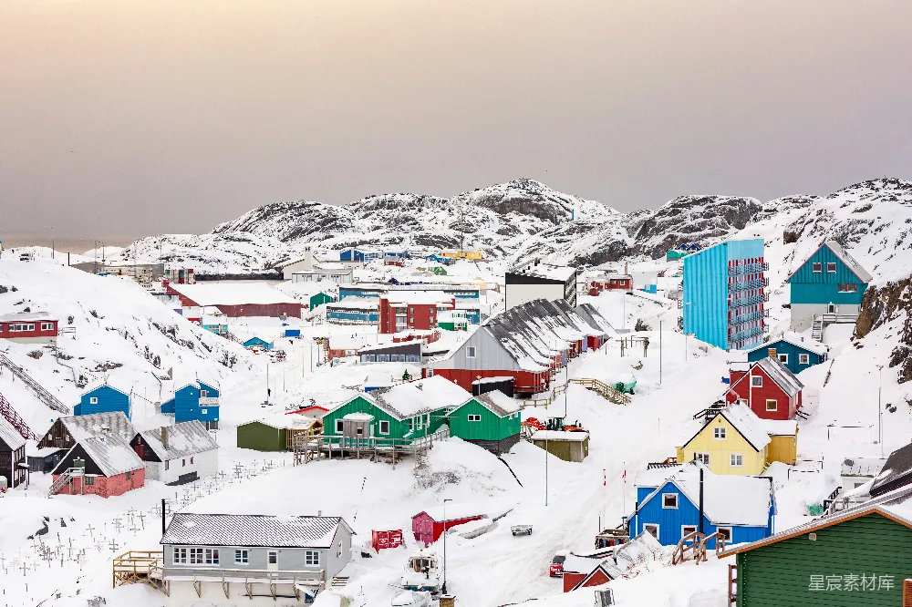 高清摄影 山顶小镇覆盖着白雪