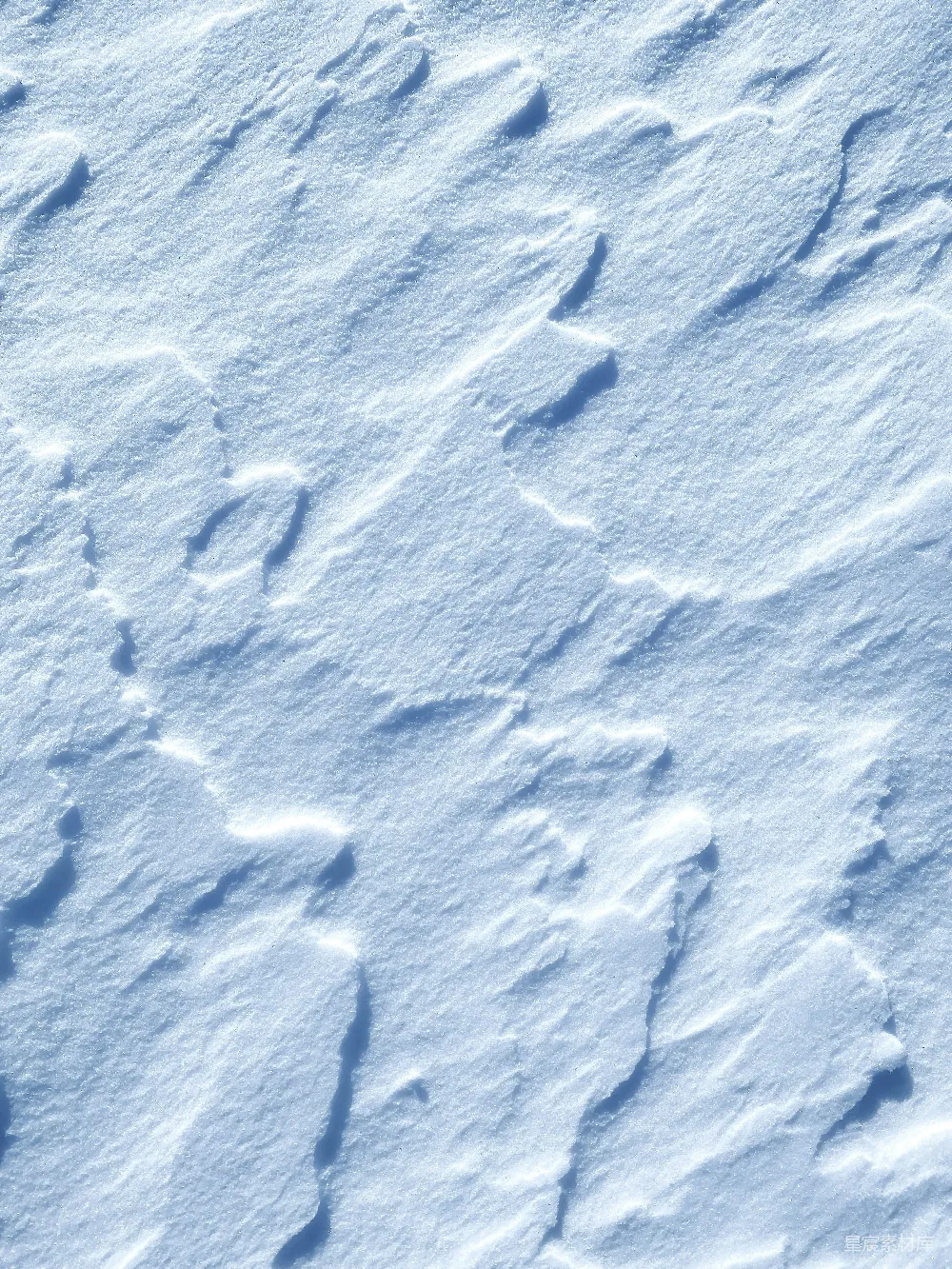 高清摄影 覆盖着白雪的地面有脚印。