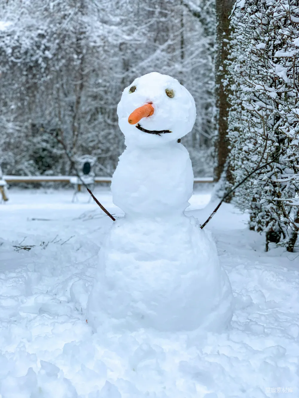 高清摄影 雪人躺在覆盖着积雪的地面上，在白天。
