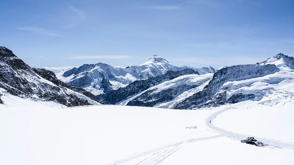 高清摄影 白天雪覆盖的山峰在蓝天之下