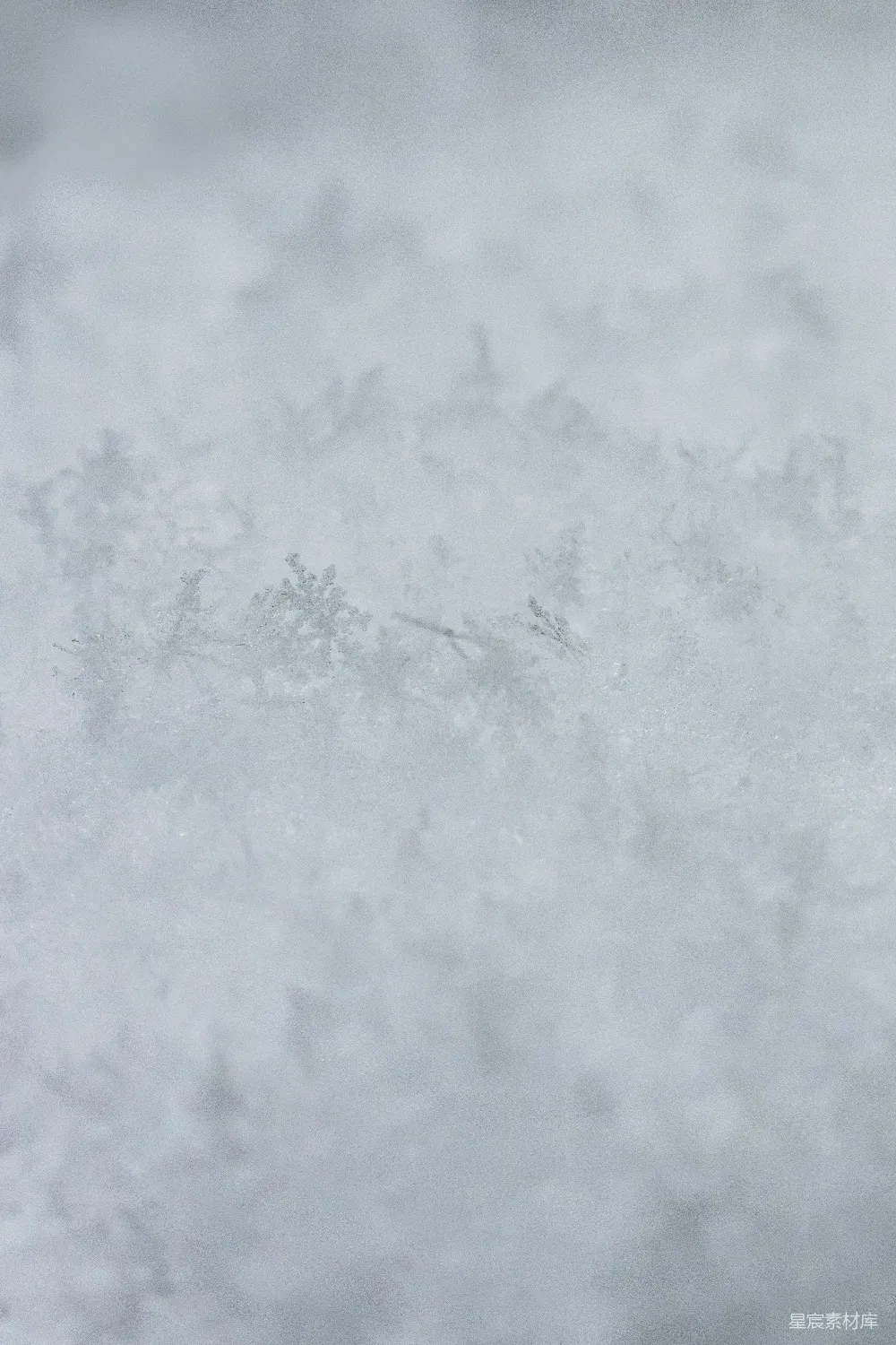 高清摄影 棕色木桌上的白雪