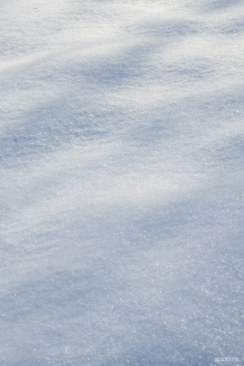 高清摄影 滑雪者正在雪坡下滑