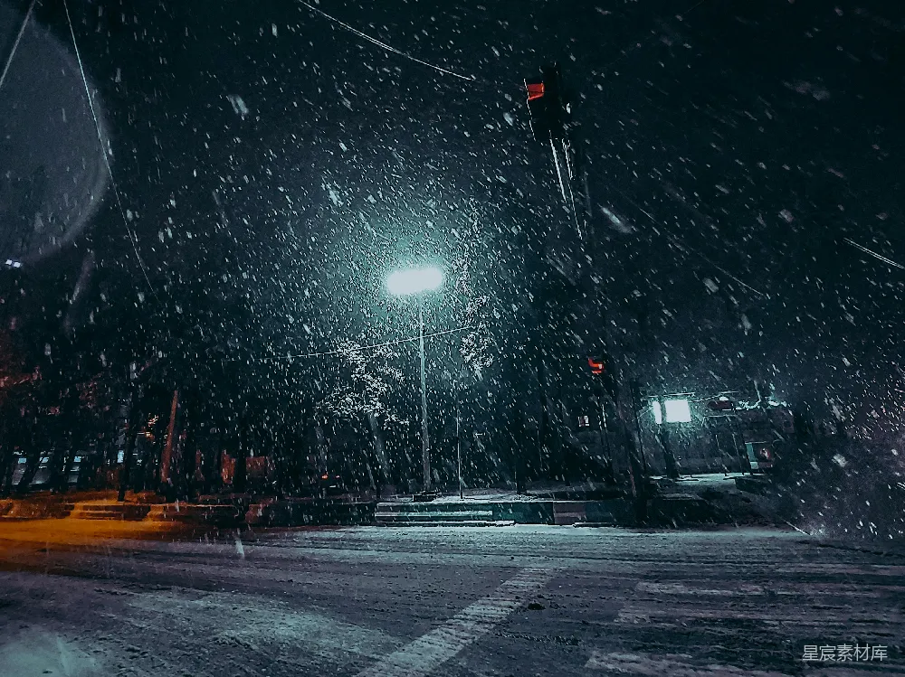 高清摄影 夜晚的城市街道覆盖着白雪