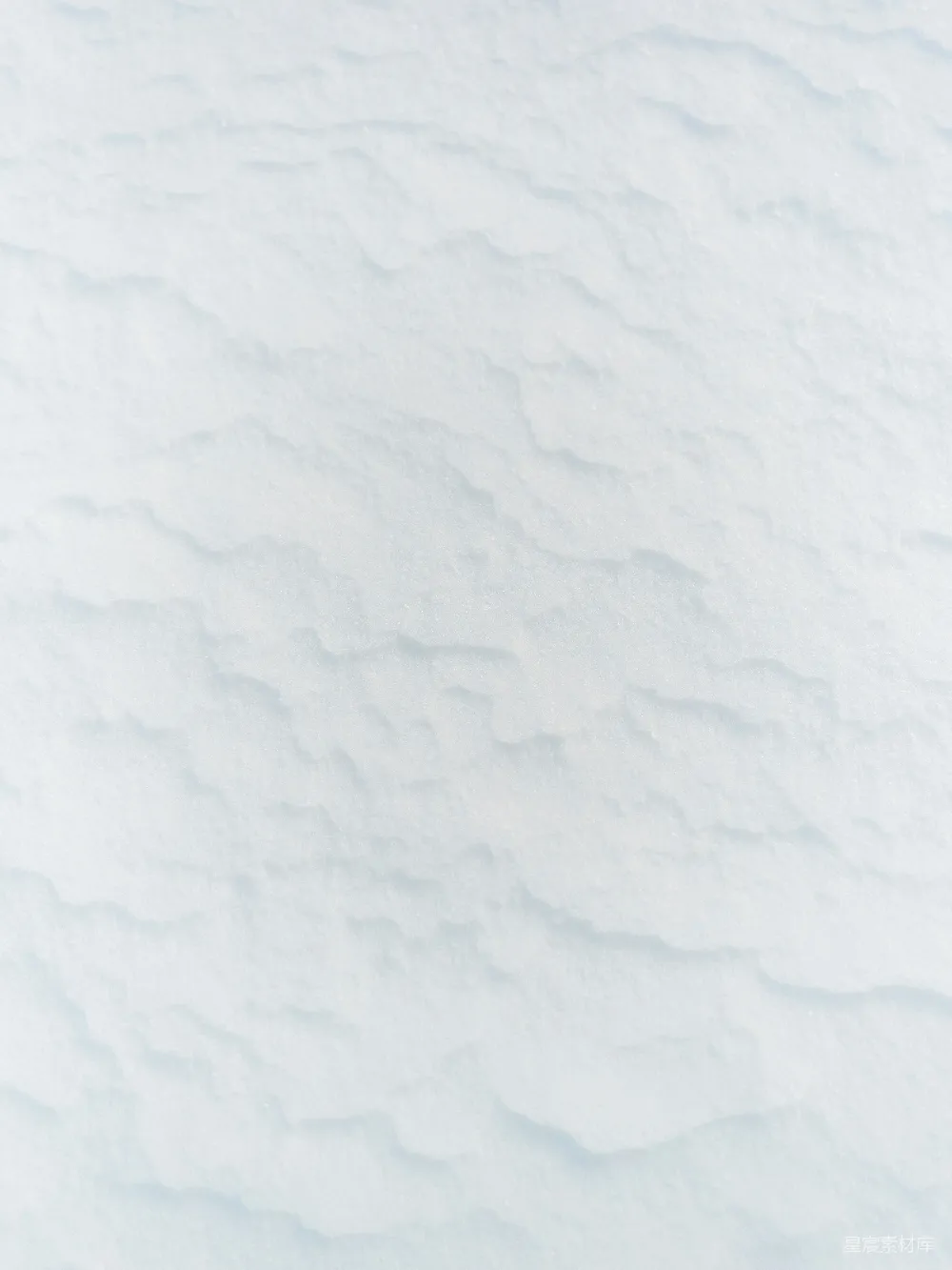 高清摄影 一个男人在覆雪的山坡上滑行滑雪板
