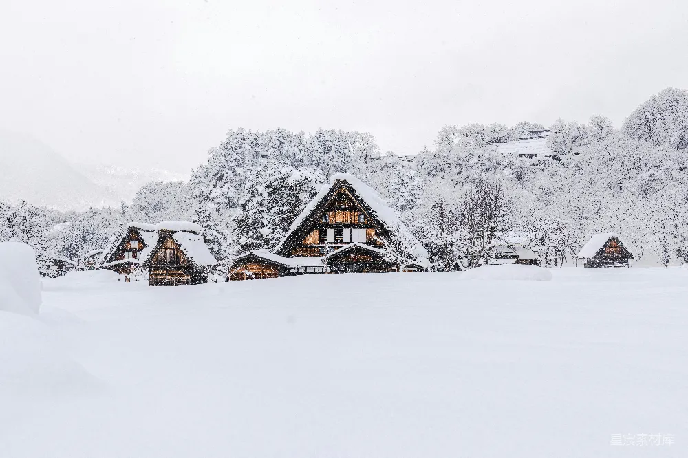 高清摄影 山脚下覆盖着白雪的小屋