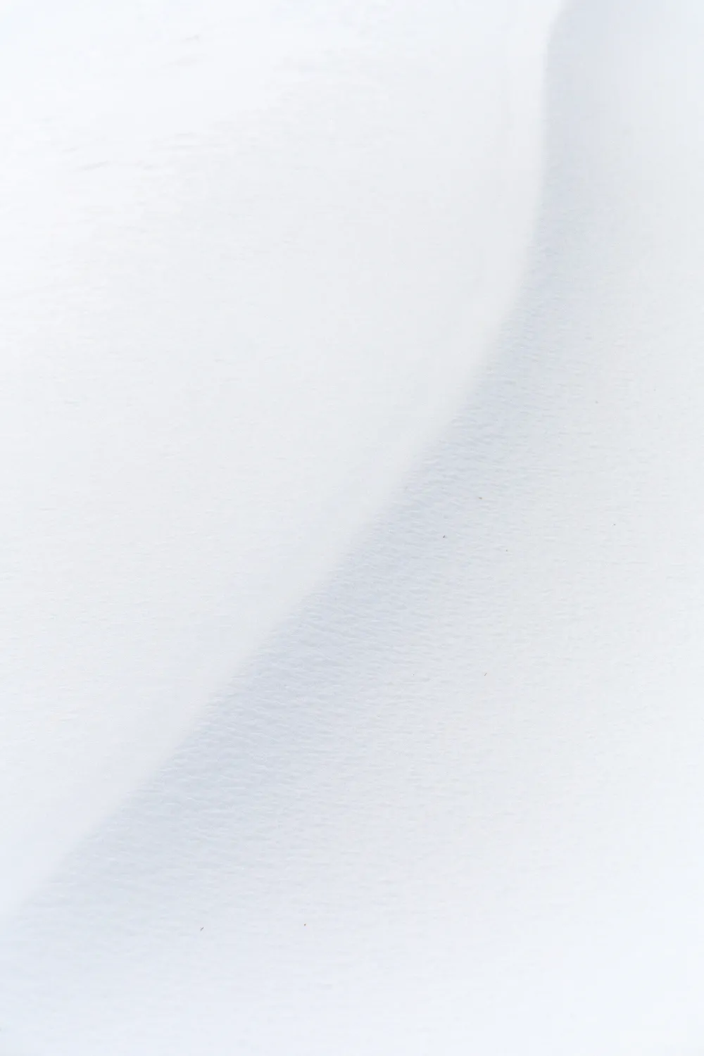 高清摄影 一个男人在覆盖着白雪的山坡上滑行