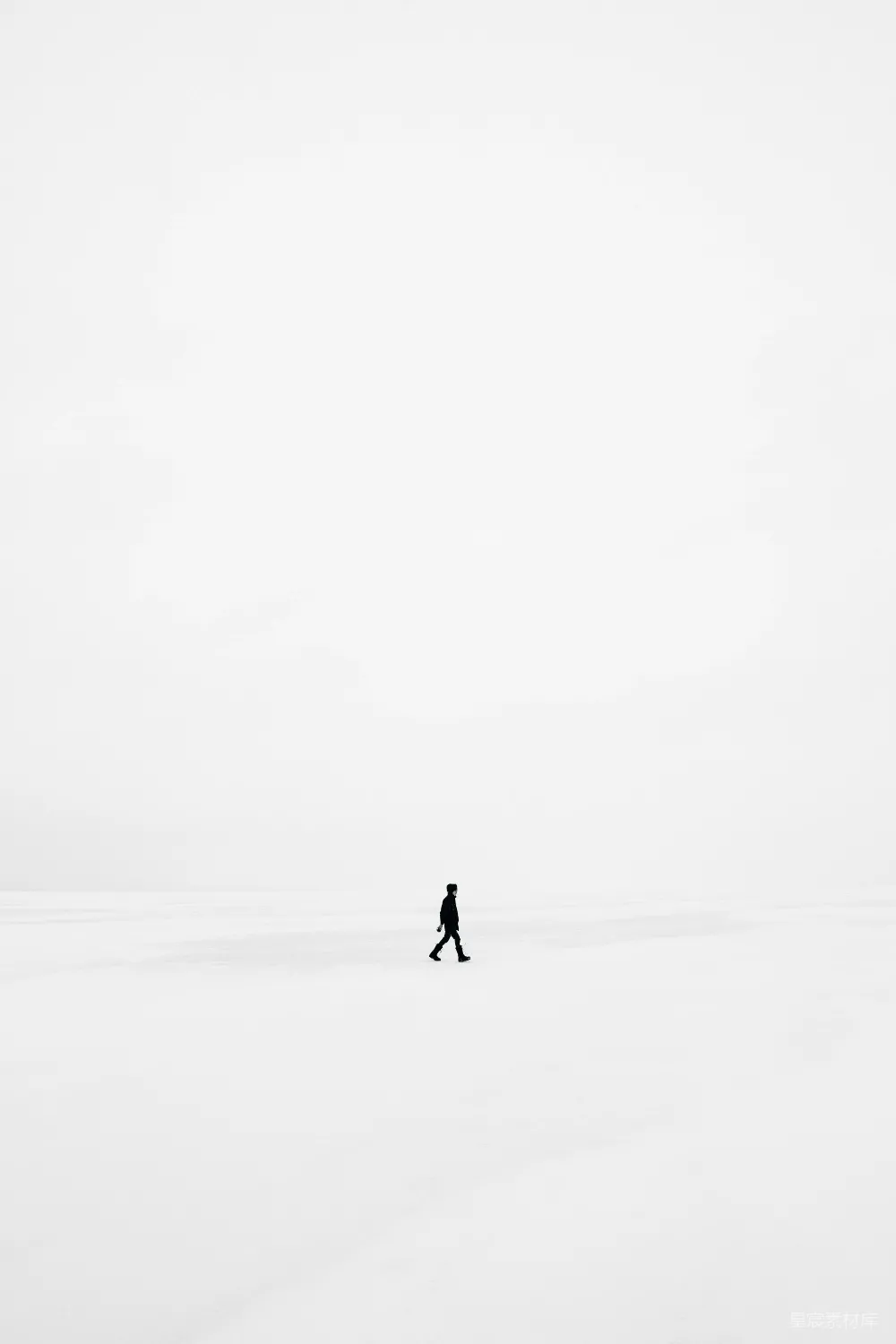 高清摄影 人在雪地行走