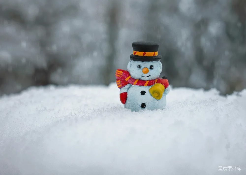 高清摄影 红围巾白帽子雪人陶瓷雕像