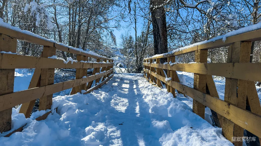 高清摄影 一座木桥横跨一条覆有白雪的小径