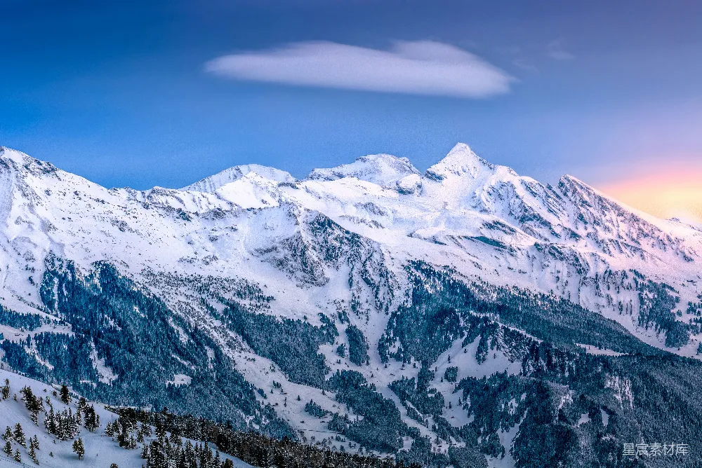 高清摄影 蓝天下的白雪覆盖的山峦