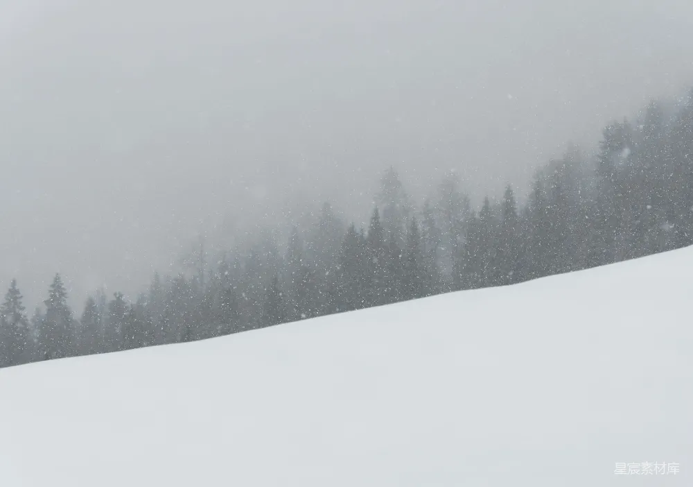 高清摄影 一个男人在覆满白雪的斜坡上滑雪下滑