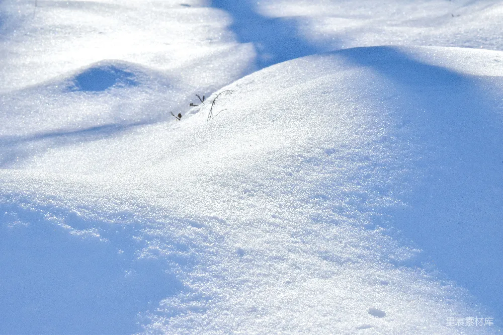 高清摄影 白天人在覆有积雪的地面上行走
