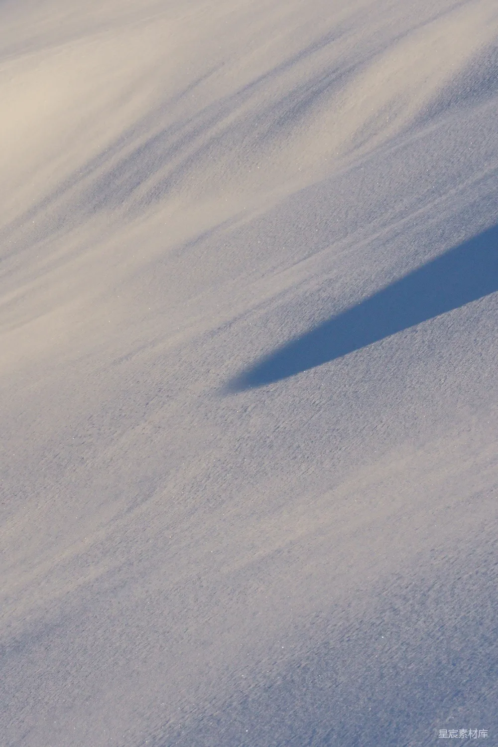 高清摄影 滑雪者在雪覆盖的山坡上滑下