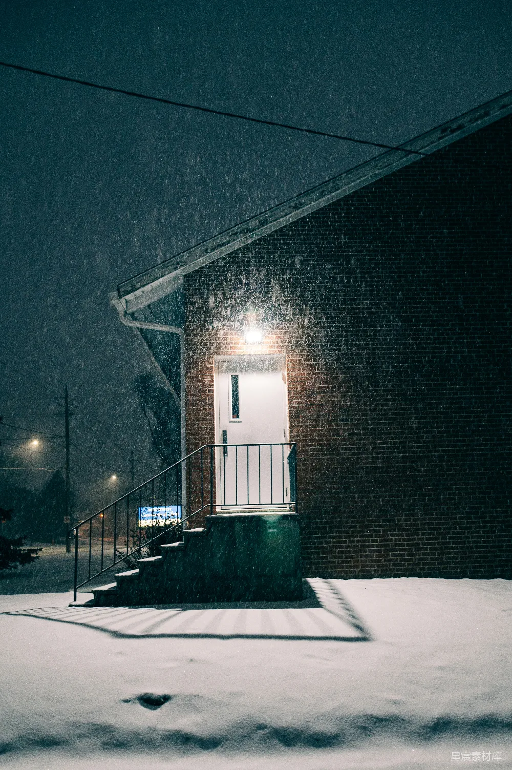 高清摄影 覆盖着白雪的有门有台阶的建筑物