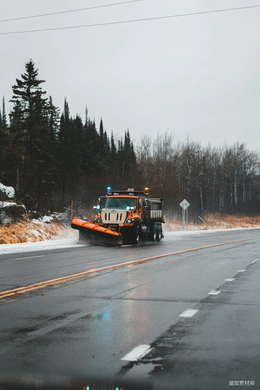 高清摄影 冬天里一辆雪铲车在道路上行驶。