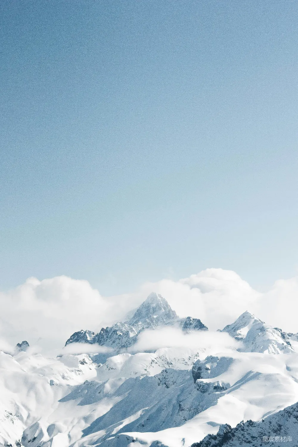 高清摄影 白天雪覆盖的山蓝天下