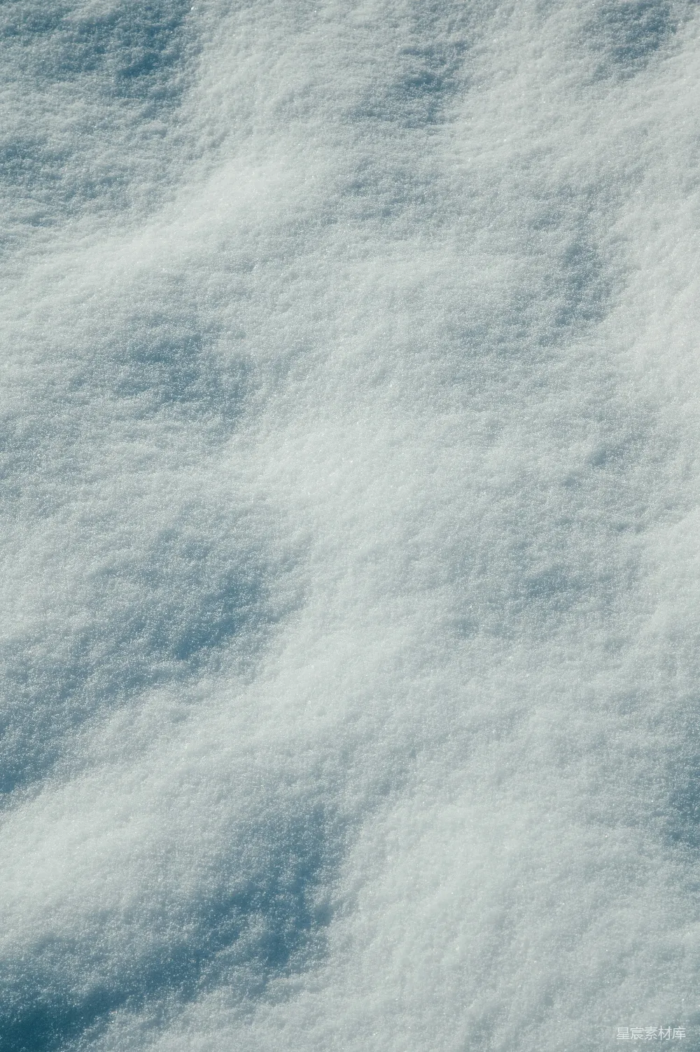 高清摄影 一名雪板者正在往下滑雪的山坡上滑行