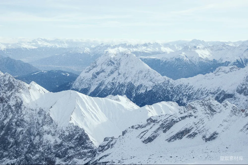 高清摄影 背景中有山，山顶覆盖着白雪。