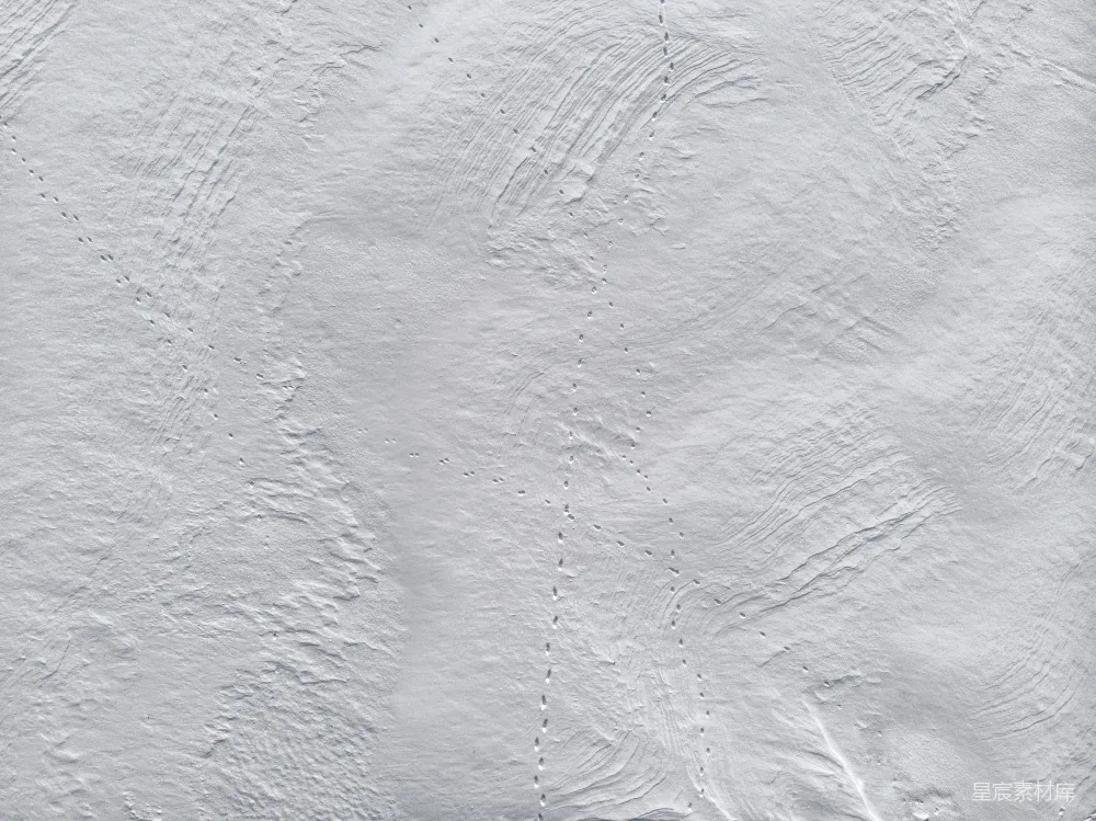 高清摄影 滑雪板运动员正在滑下一条雪坡。