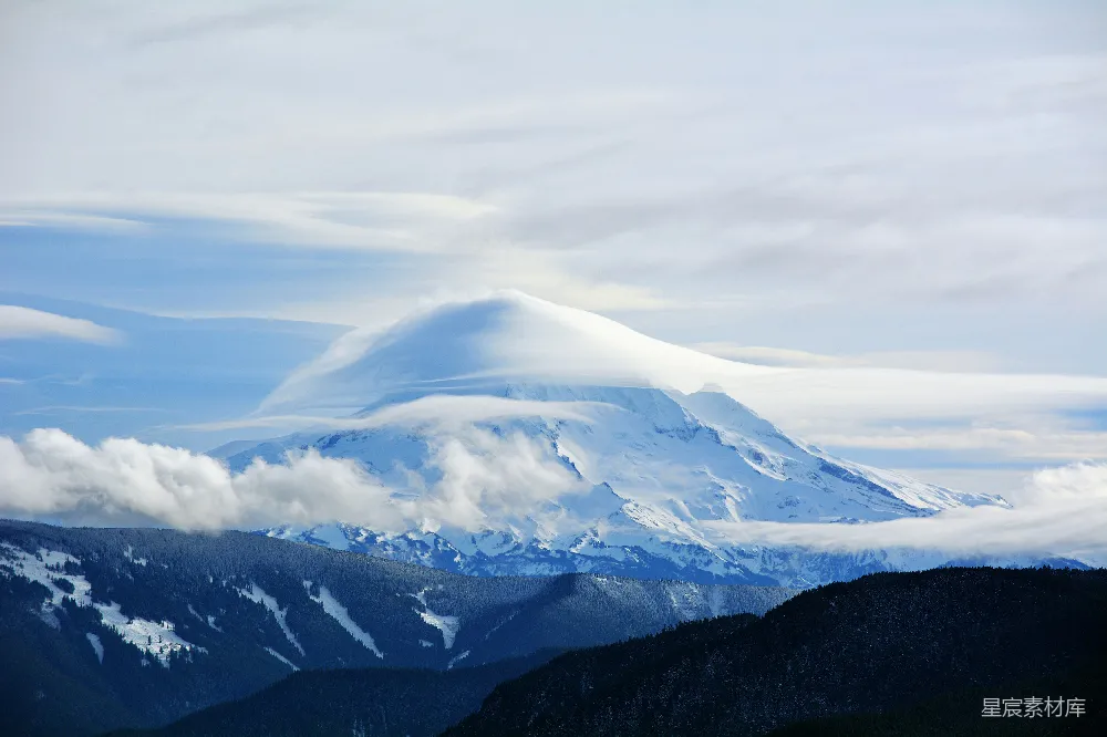 高清摄影 雪覆盖的山峦上的白云