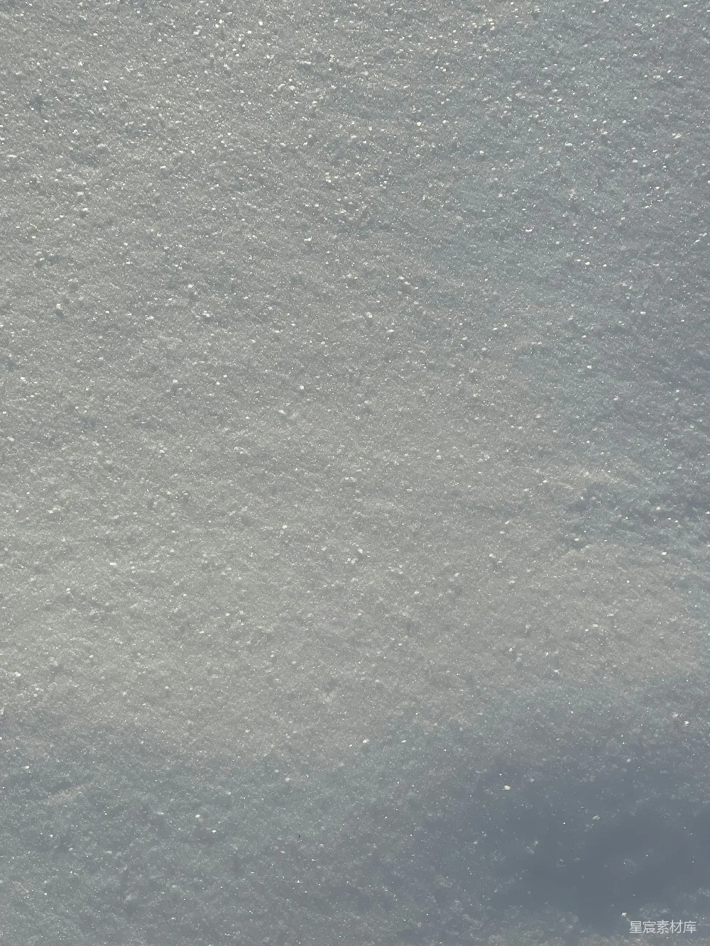 高清摄影 滑雪者在雪覆盖的山坡上滑下