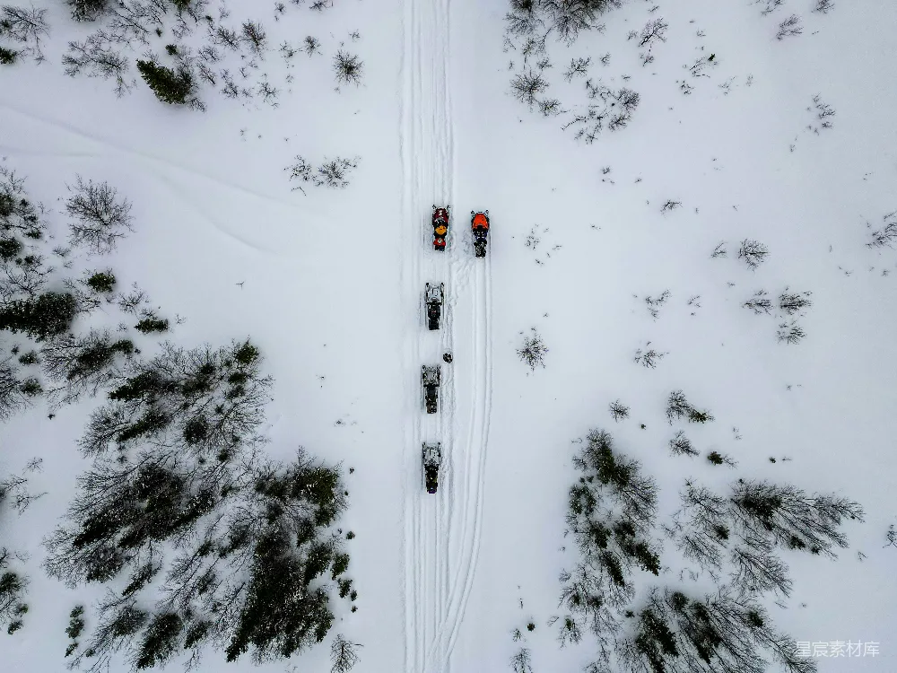 高清摄影 一列火车穿过积雪覆盖的森林