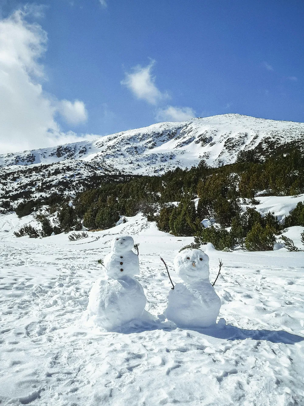 高清摄影 白天白雪覆盖的山顶，在蓝天之下。