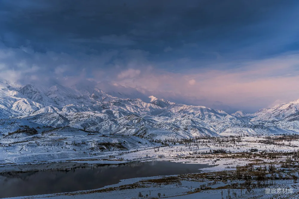 高清摄影 山峦覆盖着雪，前景中有一湖