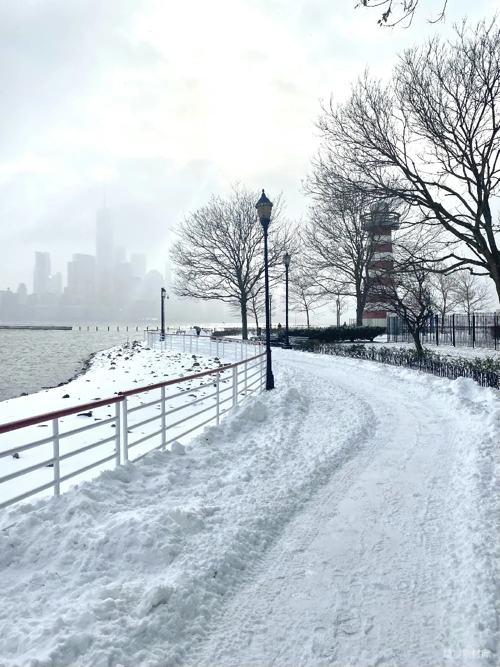 高清摄影 棕色木制围栏位于覆盖着积雪的地面上，靠近裸树的白天。