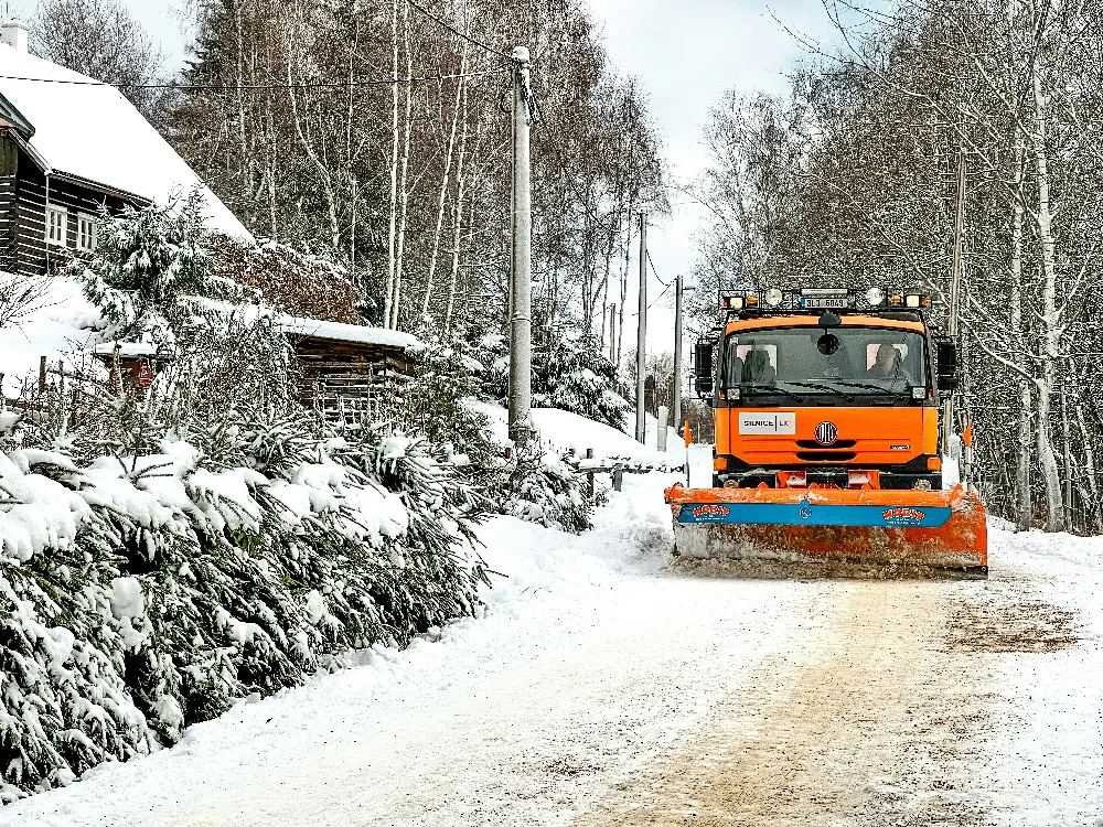 高清摄影 一辆雪犁在覆盖着积雪的道路上行驶。