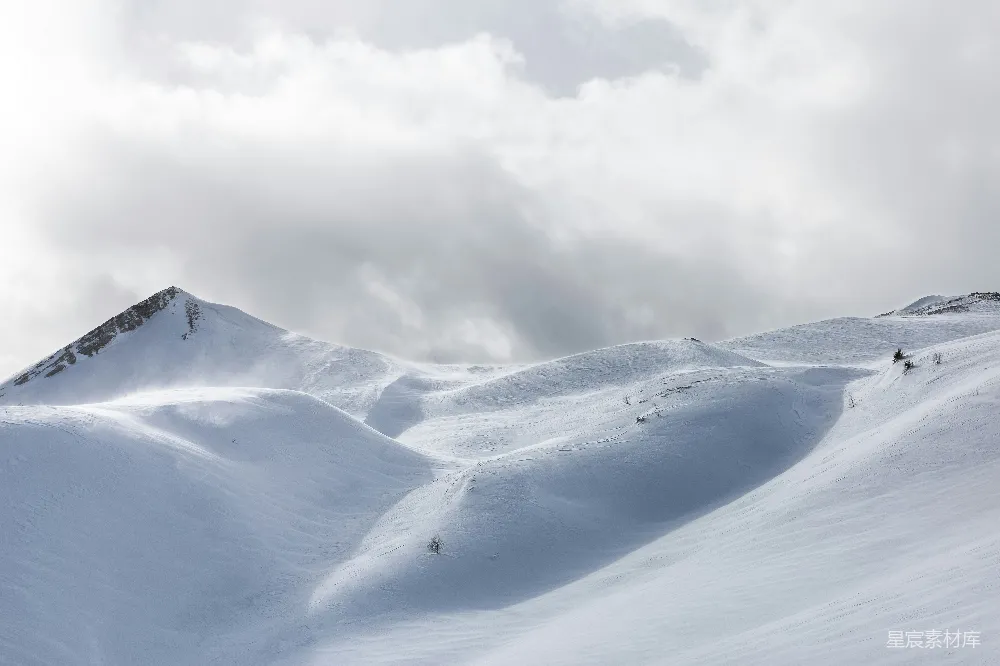 高清摄影 白云下的白雪山
