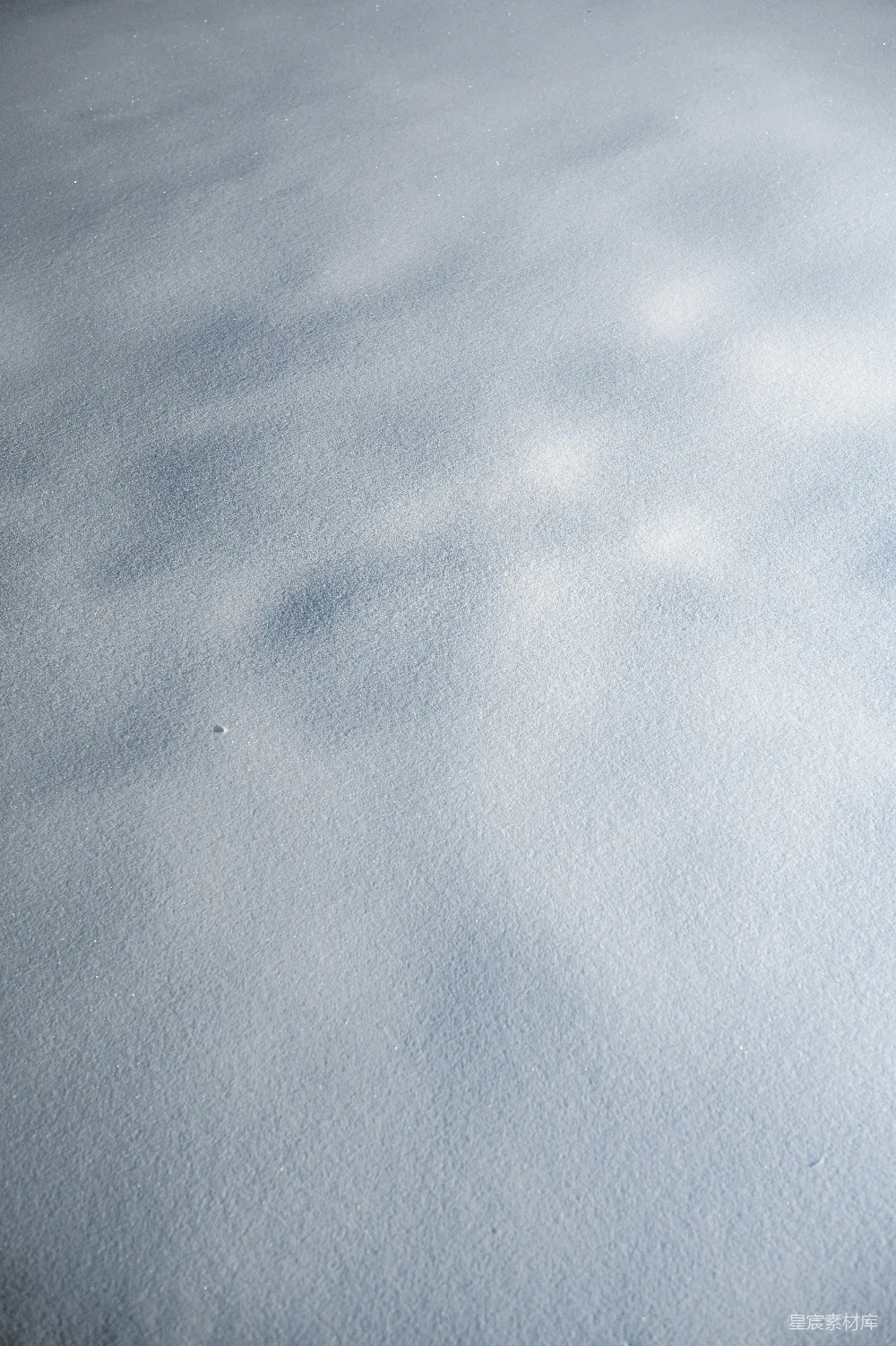 高清摄影 滑雪板运动员正在一条雪地里的斜坡下滑。