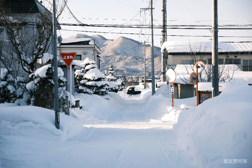 高清摄影 覆盖着白雪的街道上有一面红灯标志