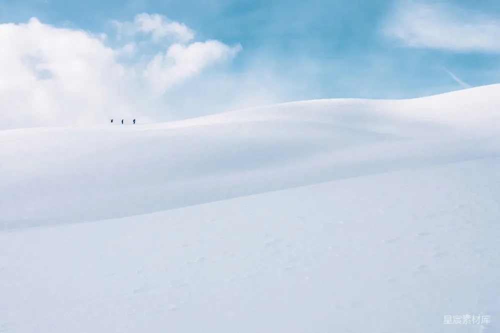 高清摄影 白雪覆盖着大地，白云点缀着天空。