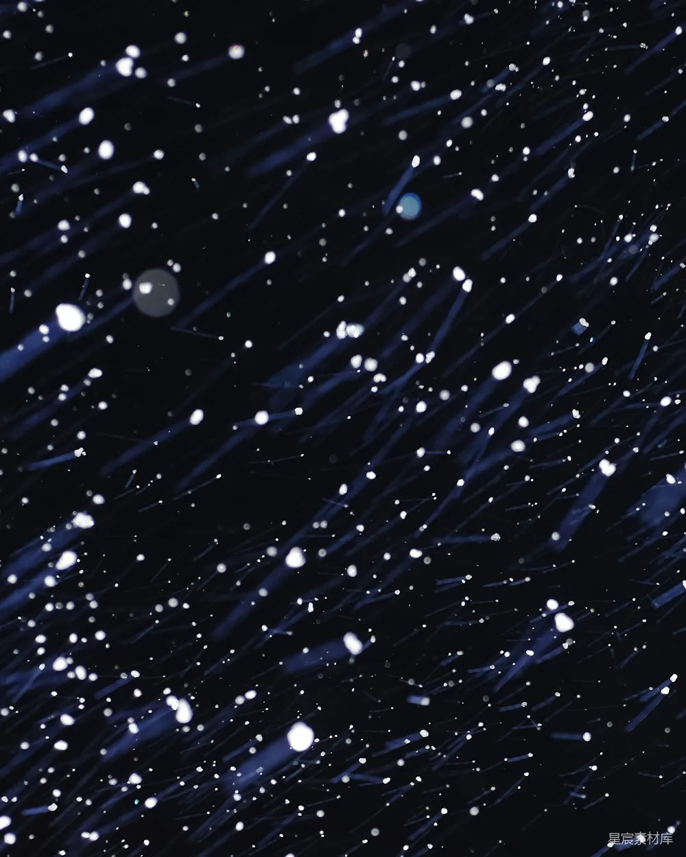 高清摄影 夜晚玻璃上的水滴
