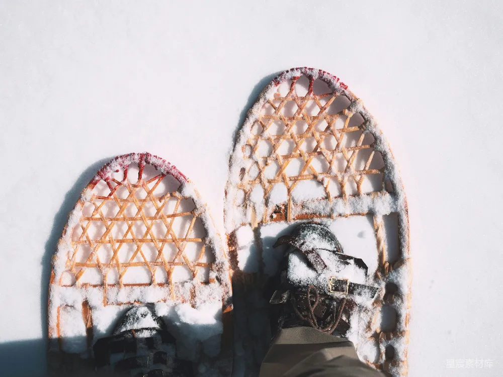 高清摄影 穿着雪鞋的人