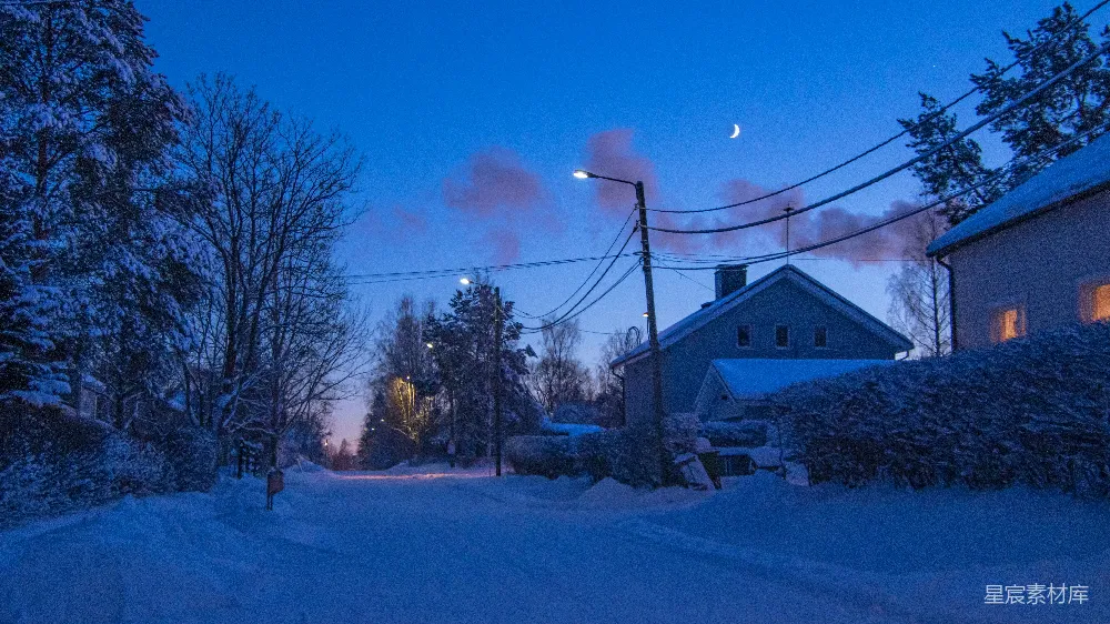 高清摄影 背景中有座房子的雪覆盖街道
