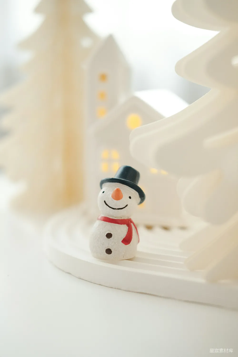 高清摄影 雪人玩偶坐在一棵圣诞树前