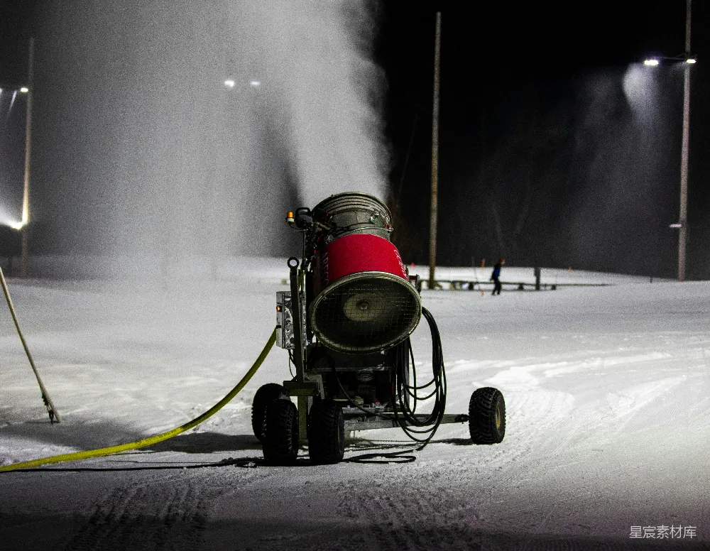 高清摄影 雪铲正在往地上喷雪。