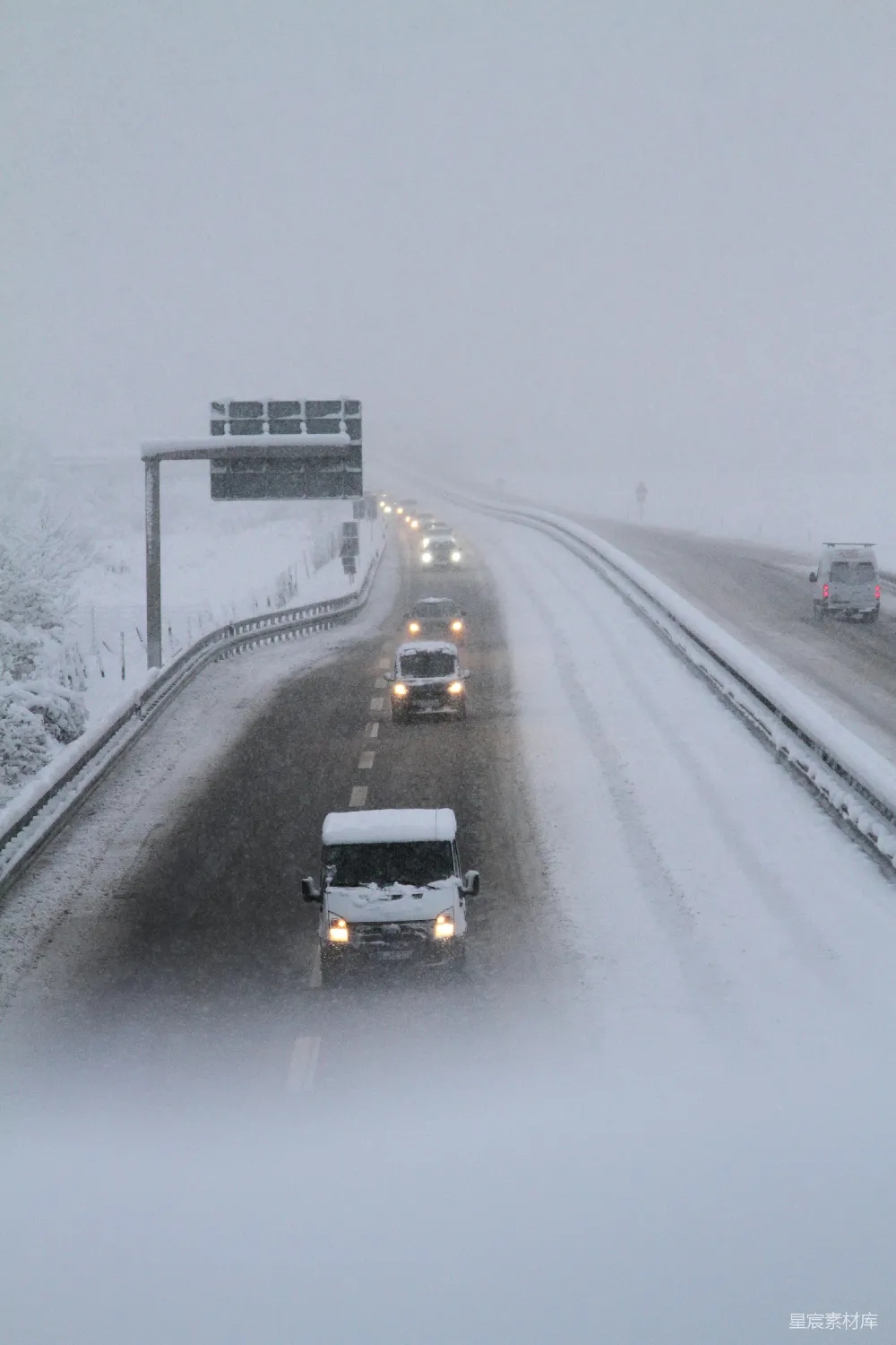 高清摄影 白天黑车在路上覆盖着积雪