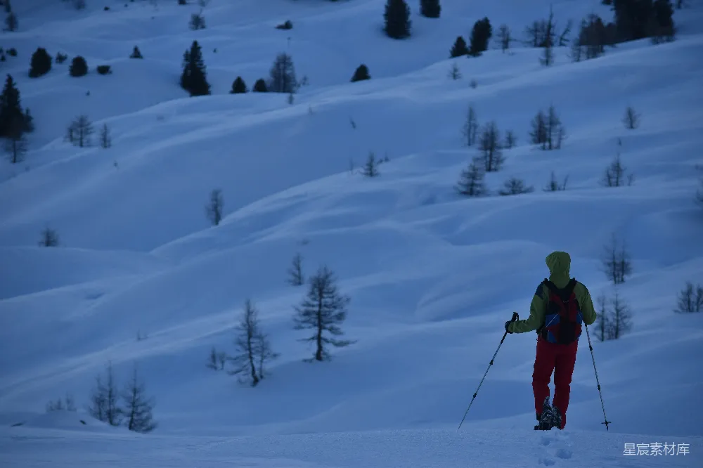 高清摄影 滑雪者在雪地上行走，手握 Ski Poles。