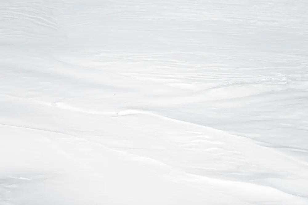 高清摄影 一个男人在雪覆盖的山坡上滑翔滑雪下滑