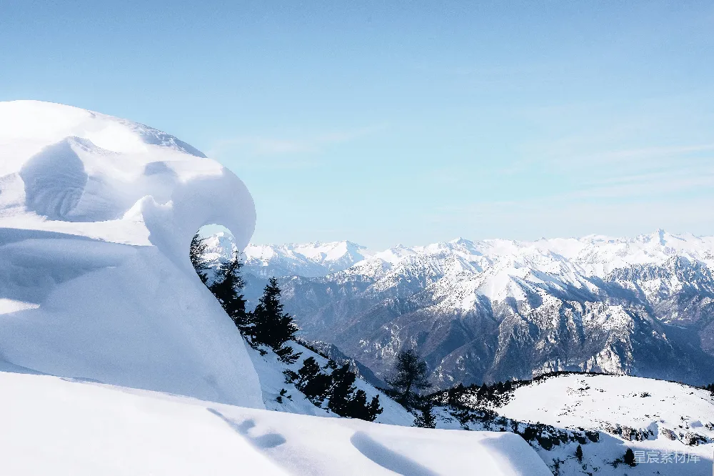 高清摄影 蓝天下白雪覆盖的山峦