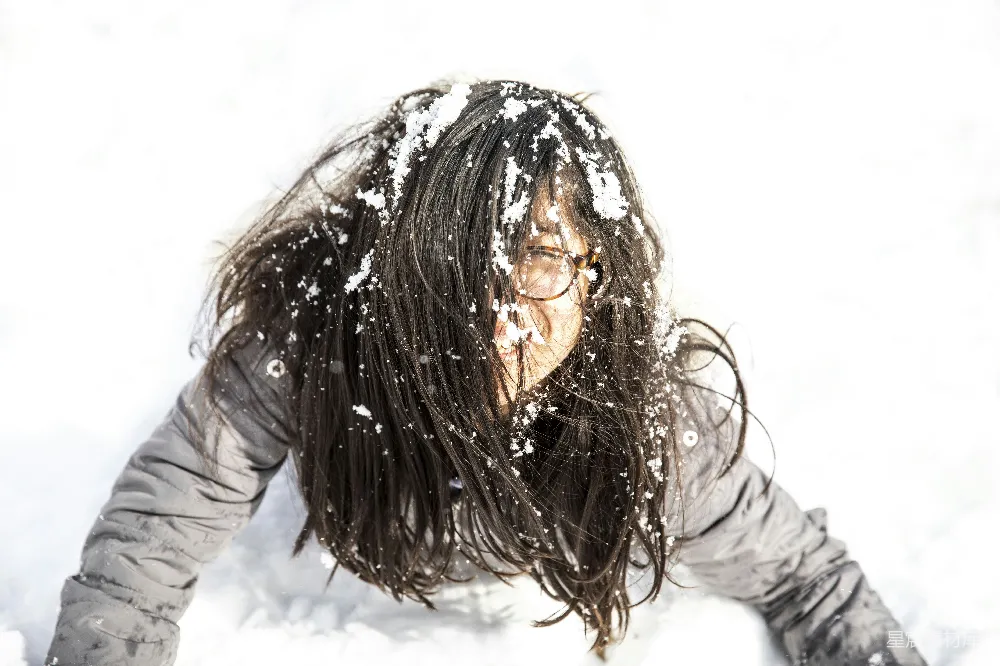 高清摄影 灰衣女子躺在覆盖着积雪的地面上